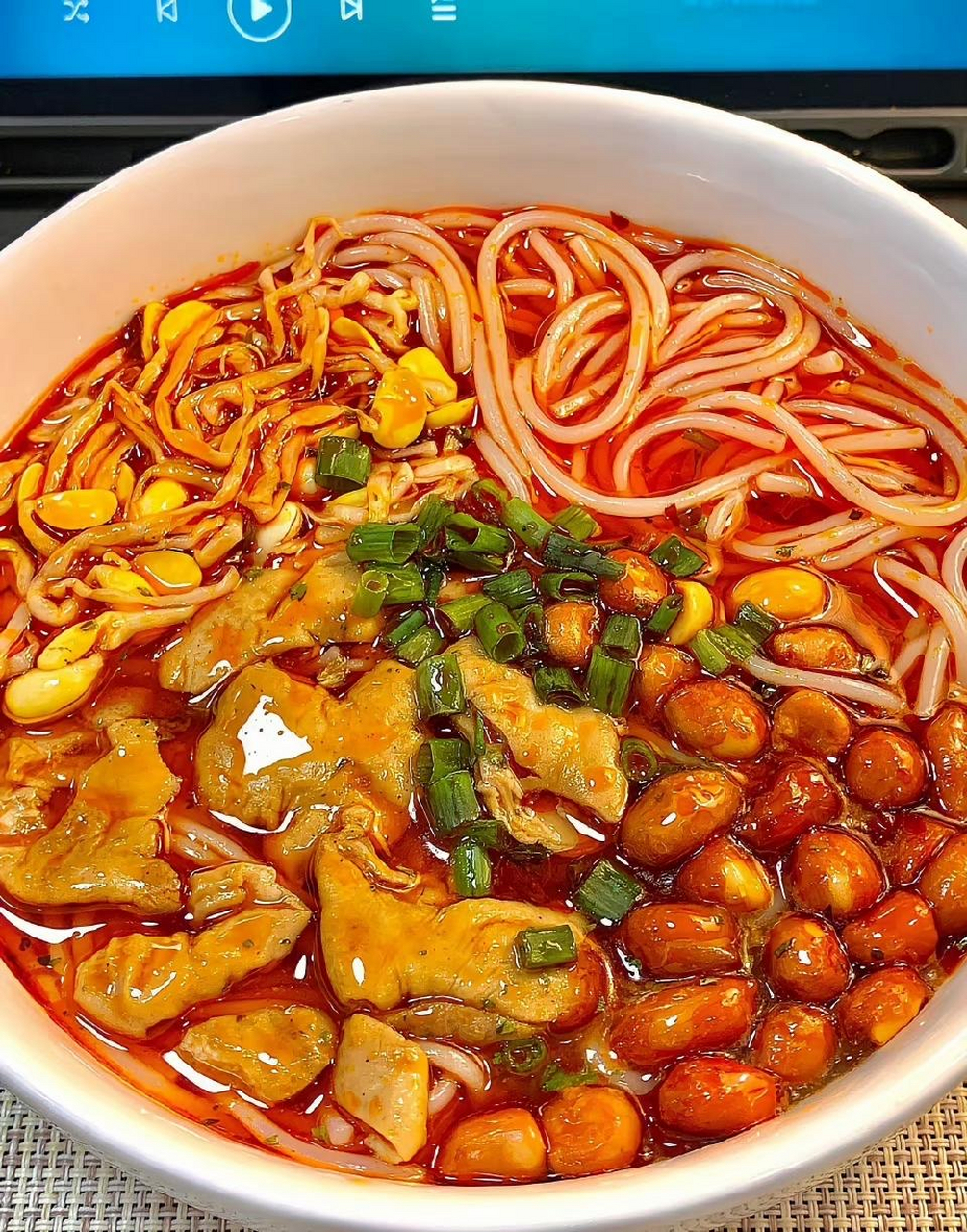 美食深夜放毒朋友圈好句分享:  1,又到深夜放毒时间,继小龙虾之后的又