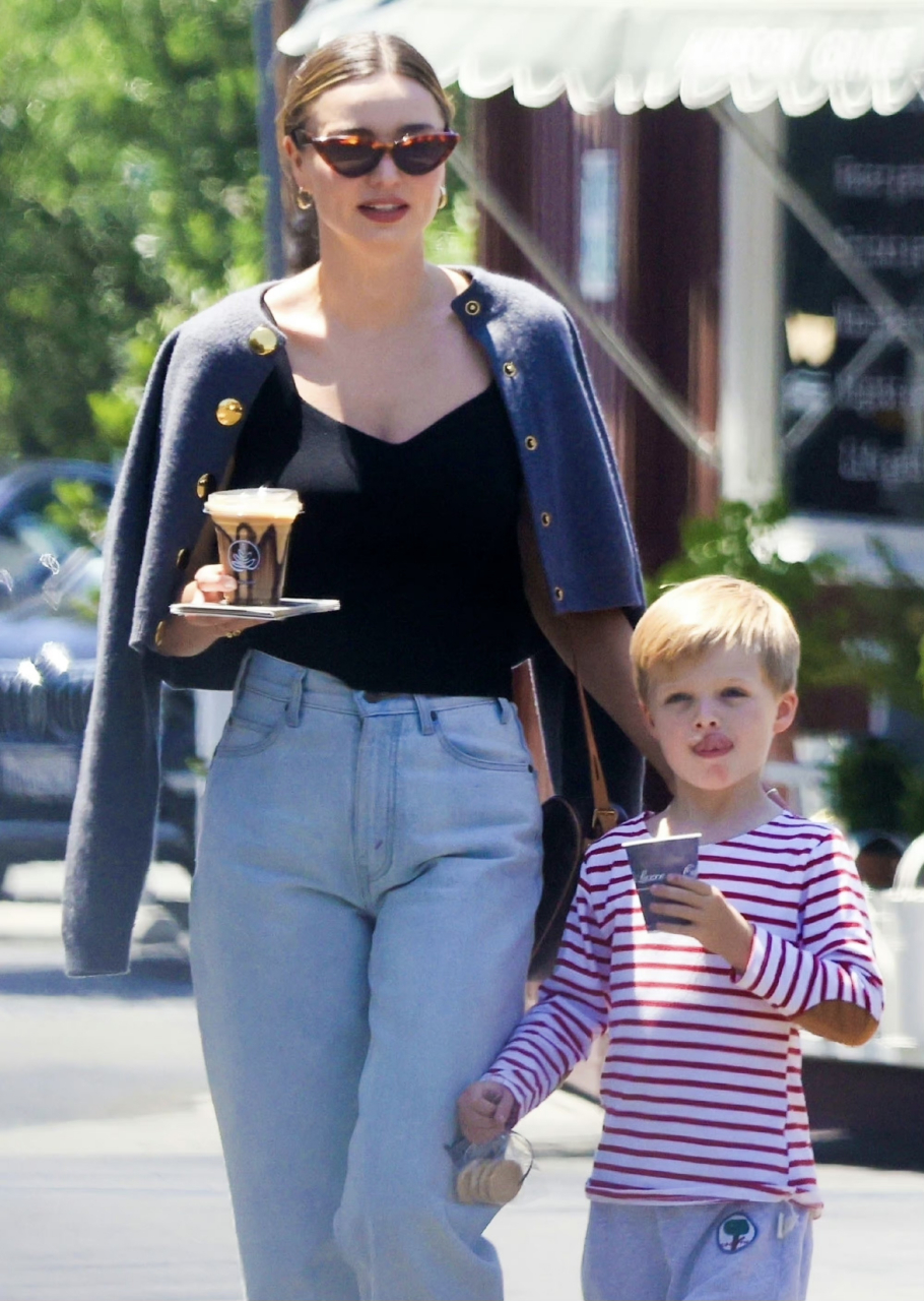 miranda kerr米兰达·可儿和老公evan spiegel带着两个儿子在洛杉矶