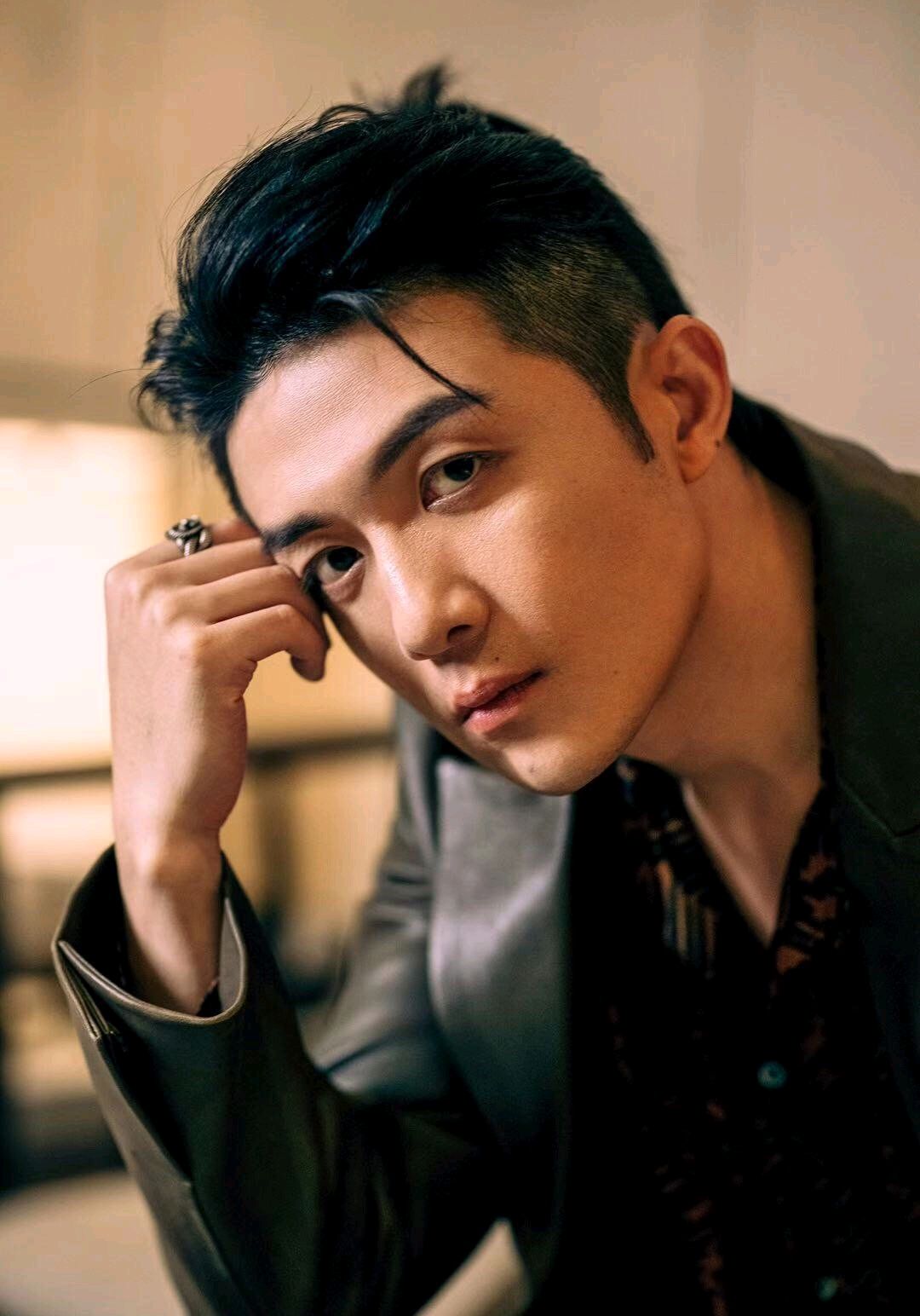 李泽锋身穿复古印花衬衣扎着小马尾,皮衣修身又利落