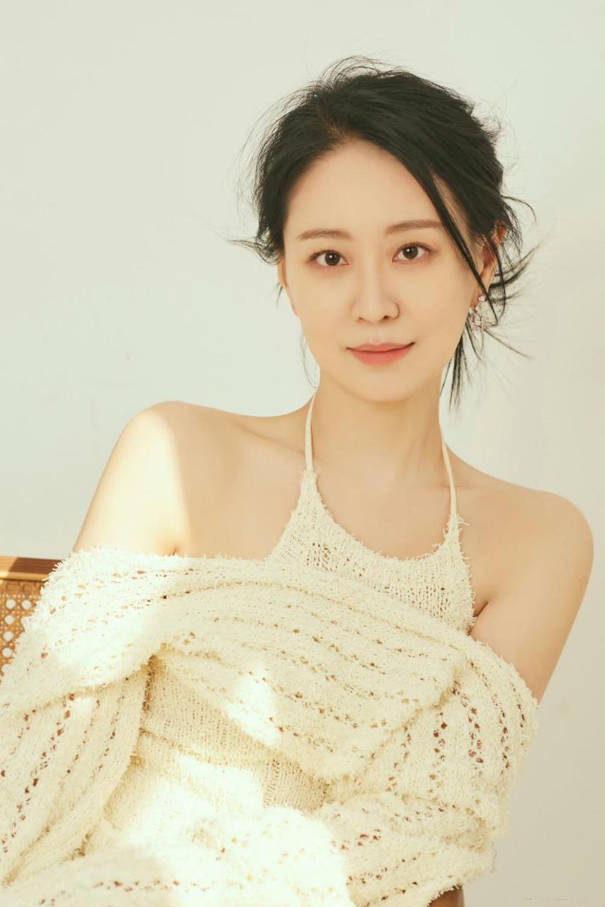 其实王乐君的长相和气质都是出类拔萃的,大气而又清丽,既有甜美的一