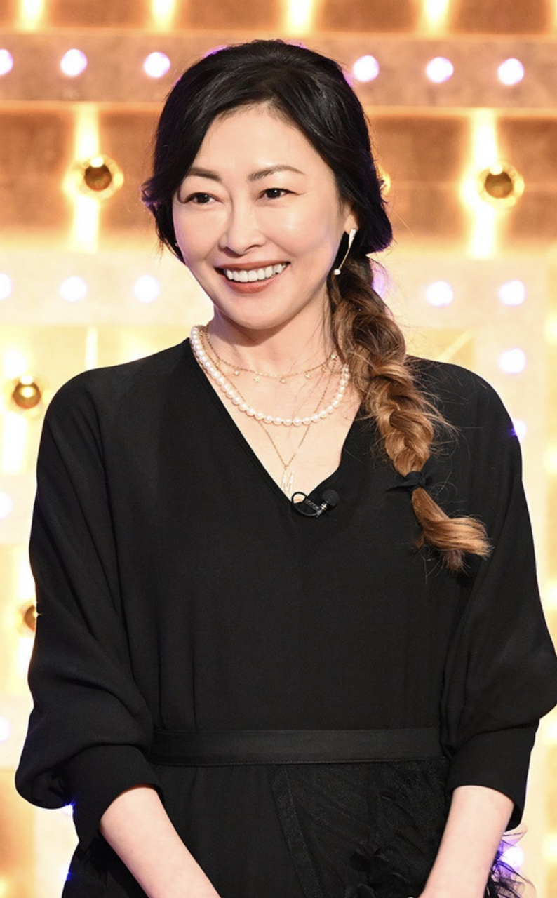 53岁中山美穗近照,她保养的不错,还能找到年轻时的影子!