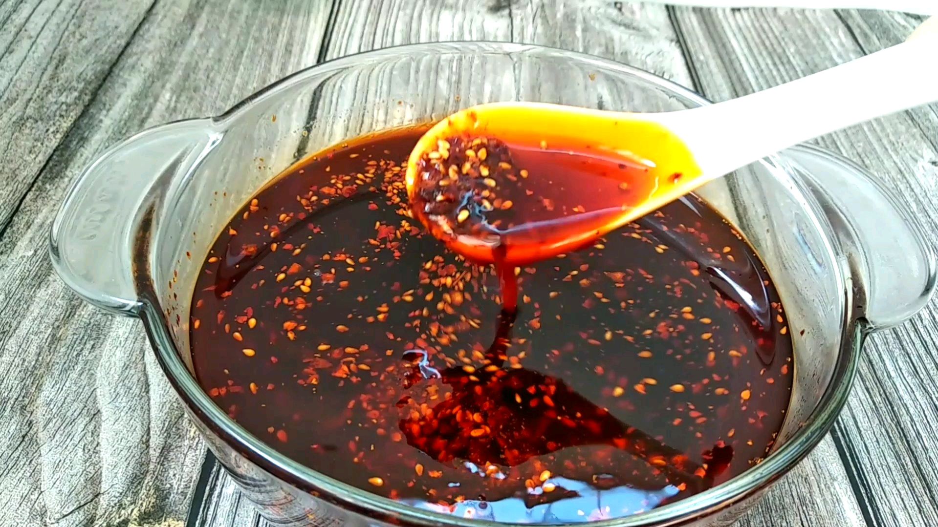 在家做辣椒油,不要直接淋热油,多做这一步,又香又辣,吃着过瘾