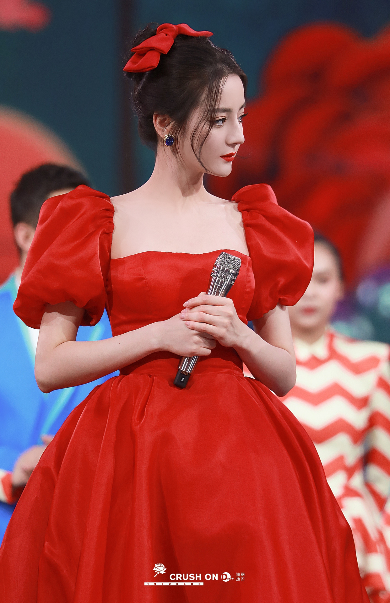 迪丽热巴身穿红色泡泡袖公主裙,头戴红色蝴蝶结