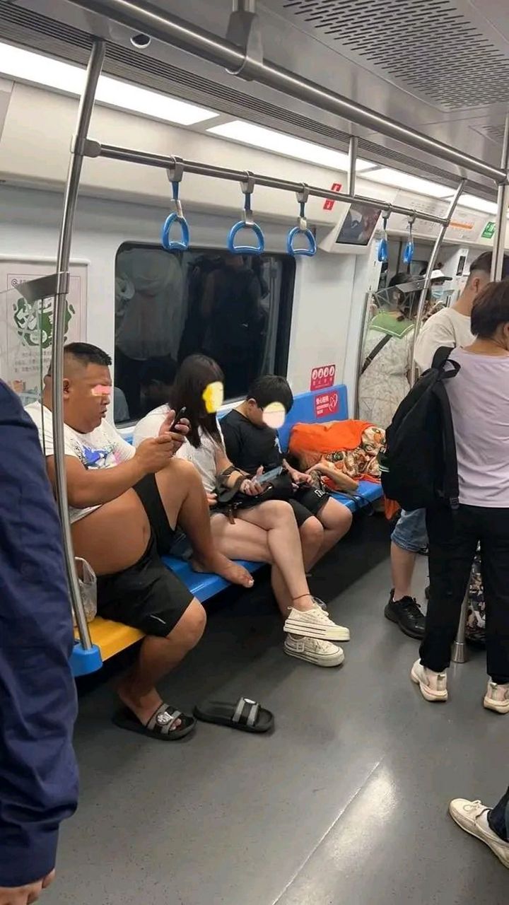 近日,有网友爆料,北京地铁七号线,上有一家人,他们霸占了一整排的座位