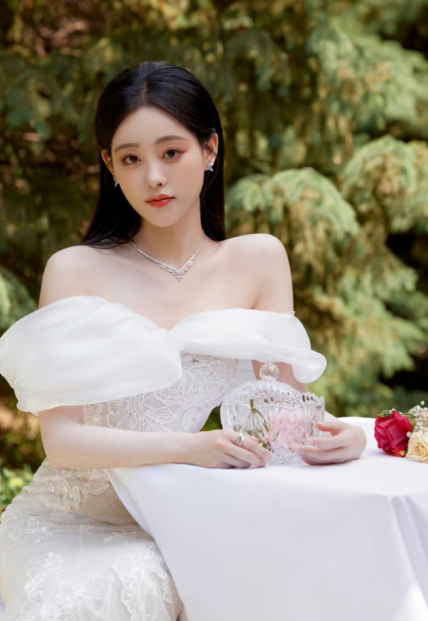 明星穿搭# #祝绪丹#  祝绪丹一袭白色抹胸长裙,仙气飘飘好唯美好友排