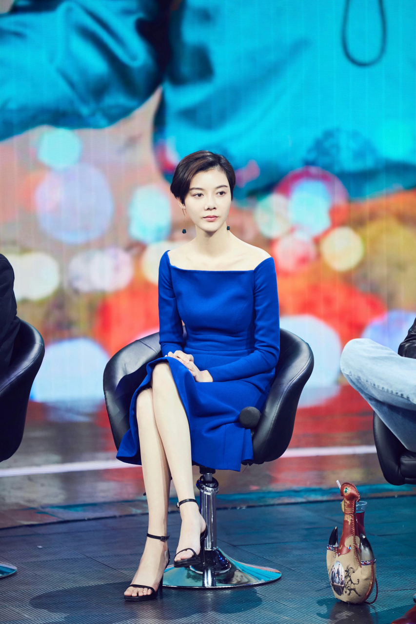 演员车晓凉鞋美脚合集,2012年,车晓因在都市轻喜剧《大男当婚》中饰演
