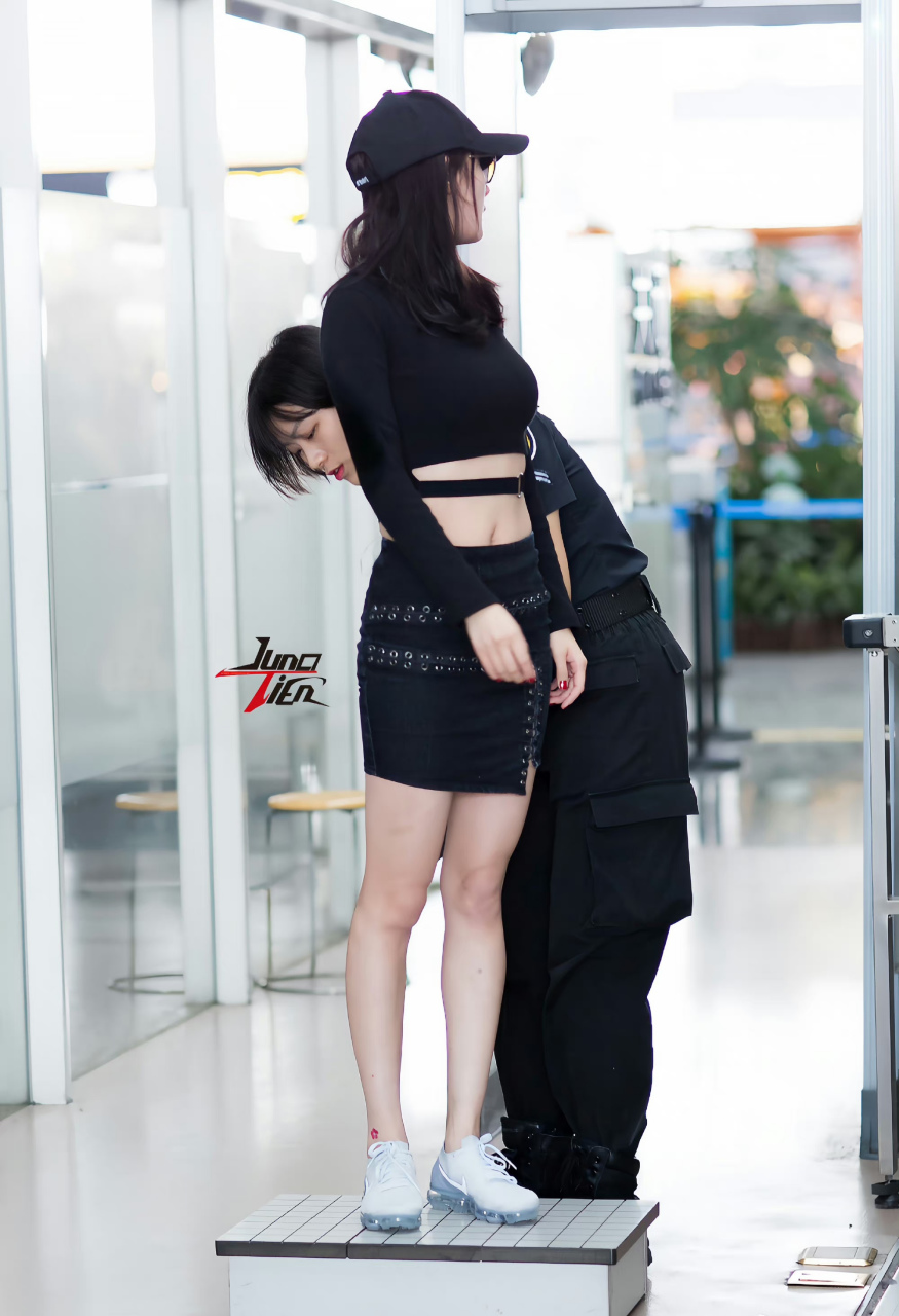 杨幂机场安检神图