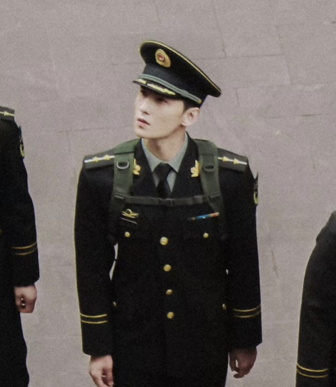 杨洋军装 一身正气!