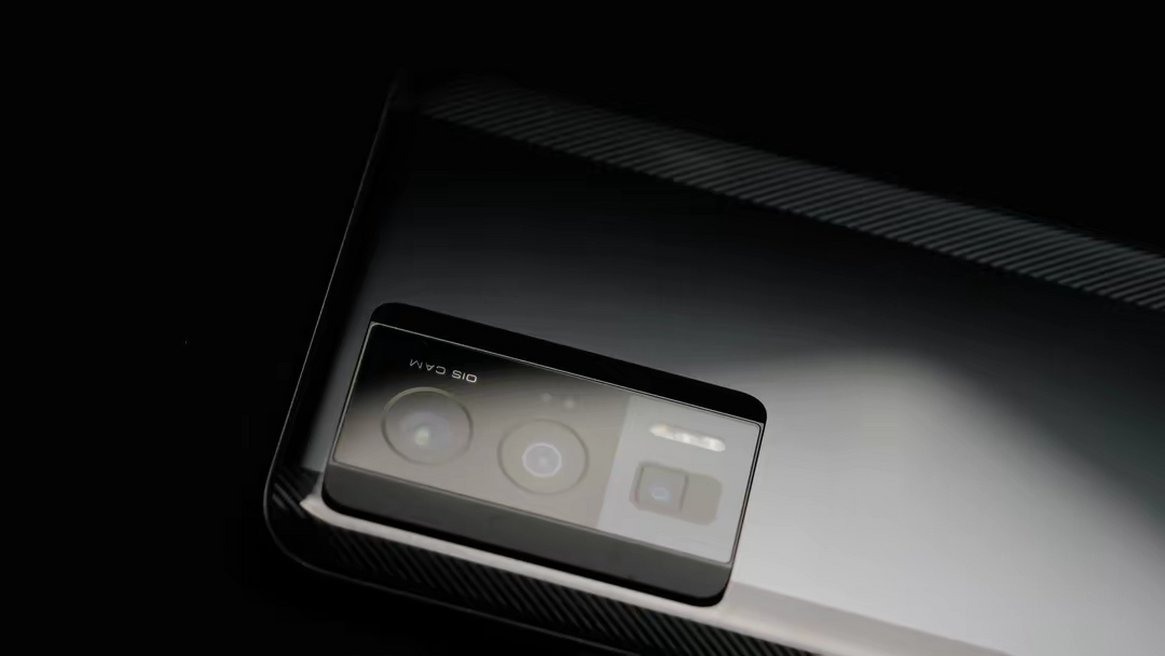 千万别奢望小米能够下放徕卡给红米,就算vivo的亲儿子iqoo也没有蔡司.