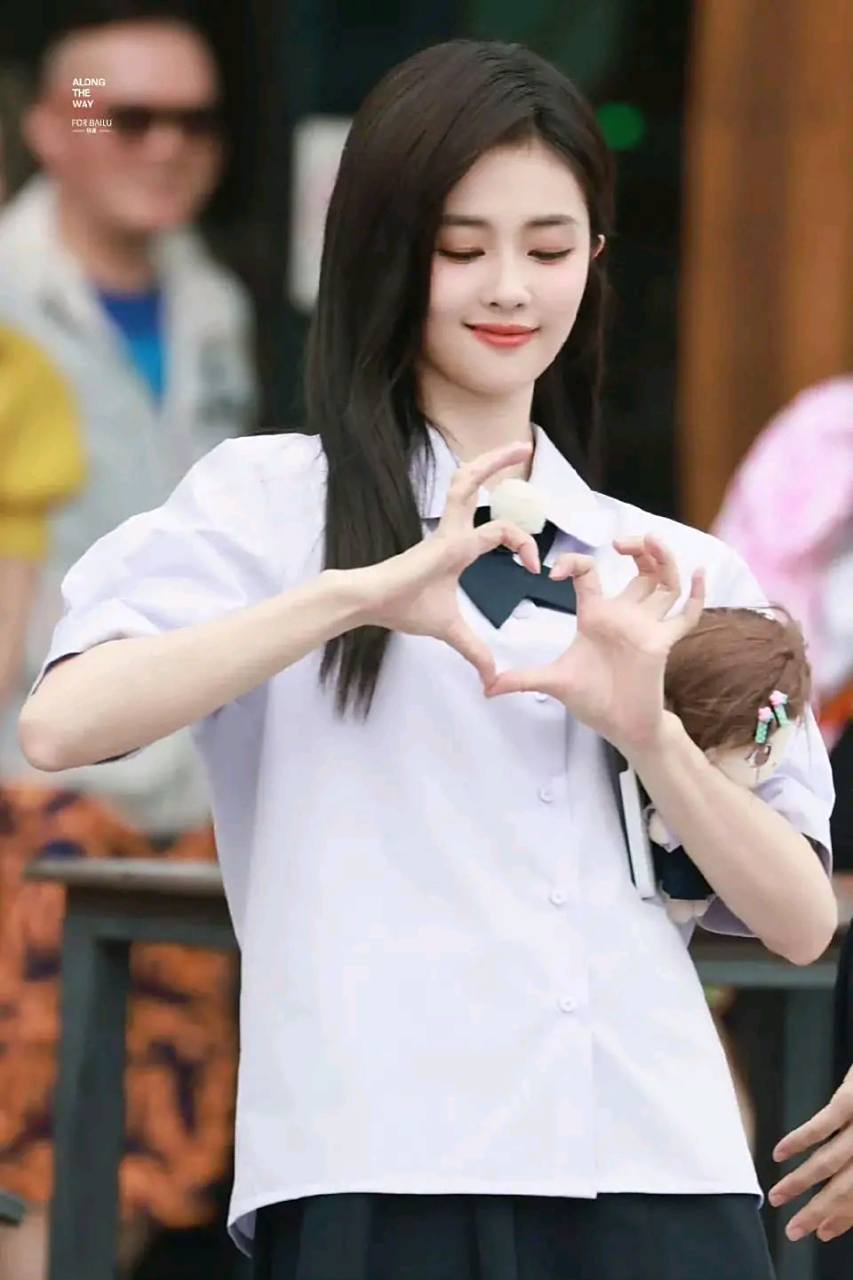 白鹿学生妹制服装,又白又嫩清纯,活脱脱的是一个甜妹啊!