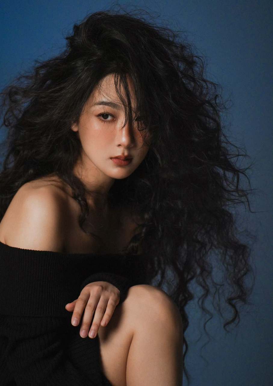 杨紫时尚先生十二月刊封面晒伤妆泡面卷造型来了!