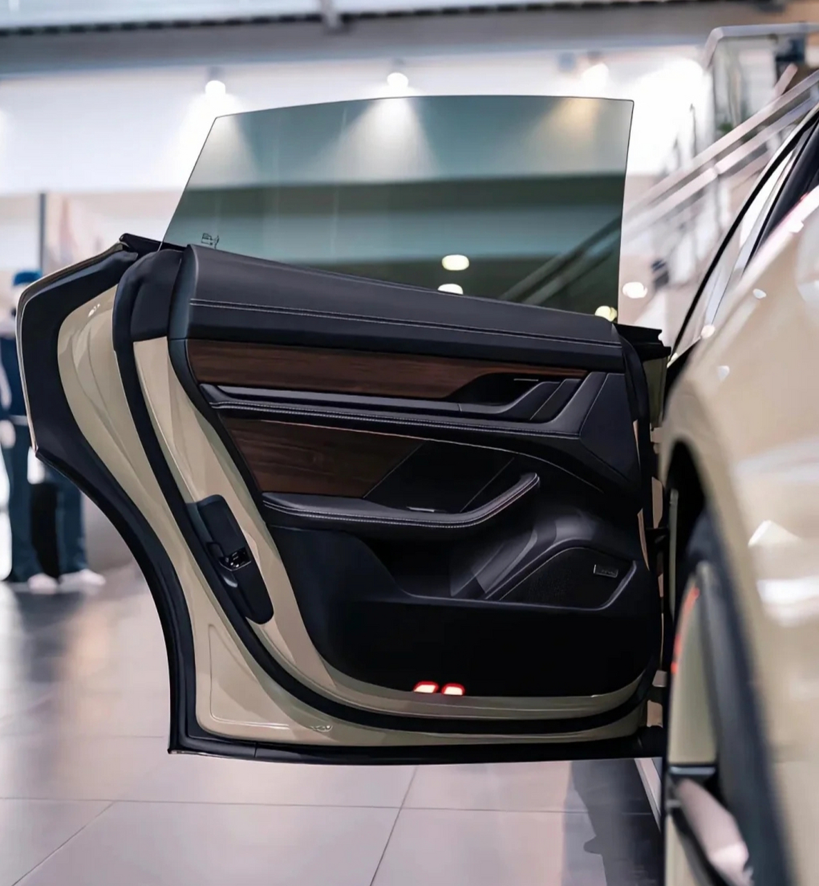 入睡前欣赏一辆精致的保时捷taycan,无边框车门已为您打开,主驾等您来