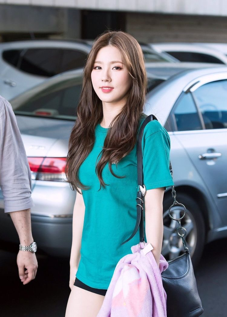 韩国女子组合gi-dle颜值担当曹薇娟清纯白皙惹人怜