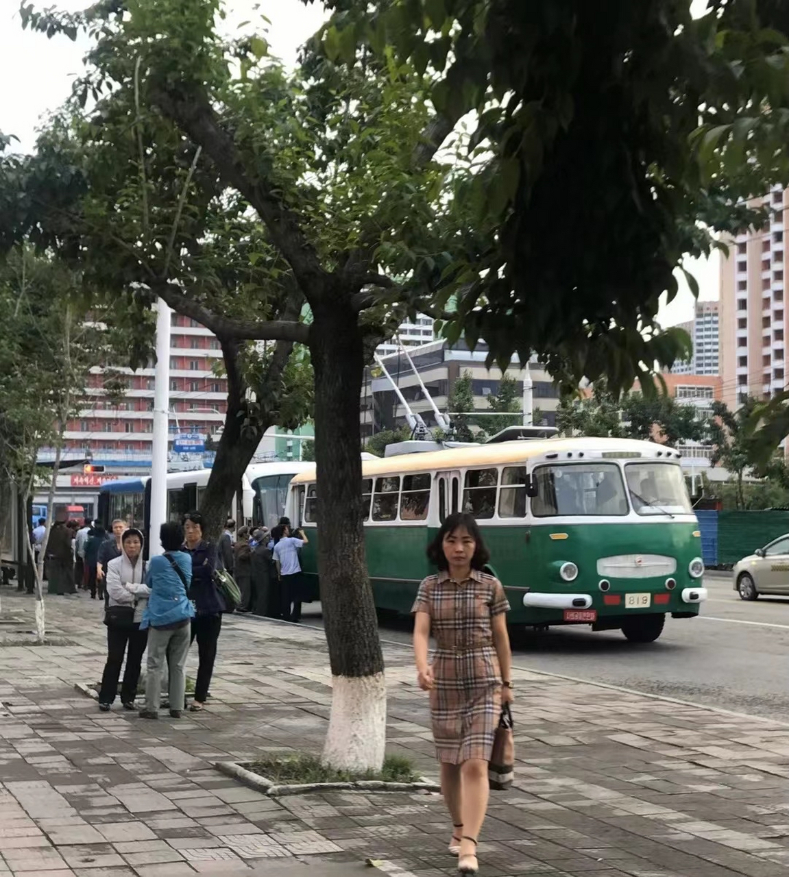 去朝鮮旅遊必須要報團,國內的很多旅行app都可以報團,比如說去哪兒.