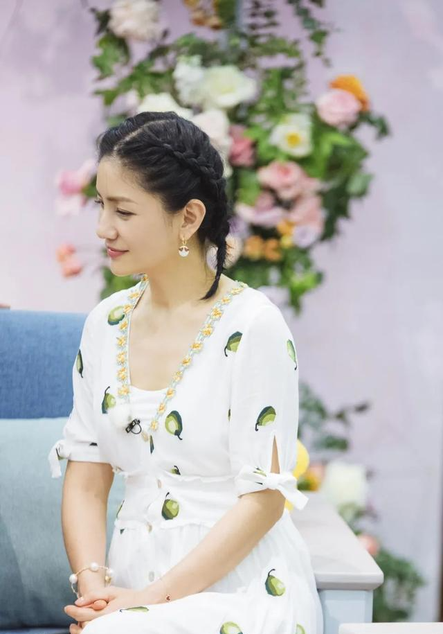 胡可美回颜值巅峰,鱼骨辫俏皮又清爽,秒变十七八的小姑娘