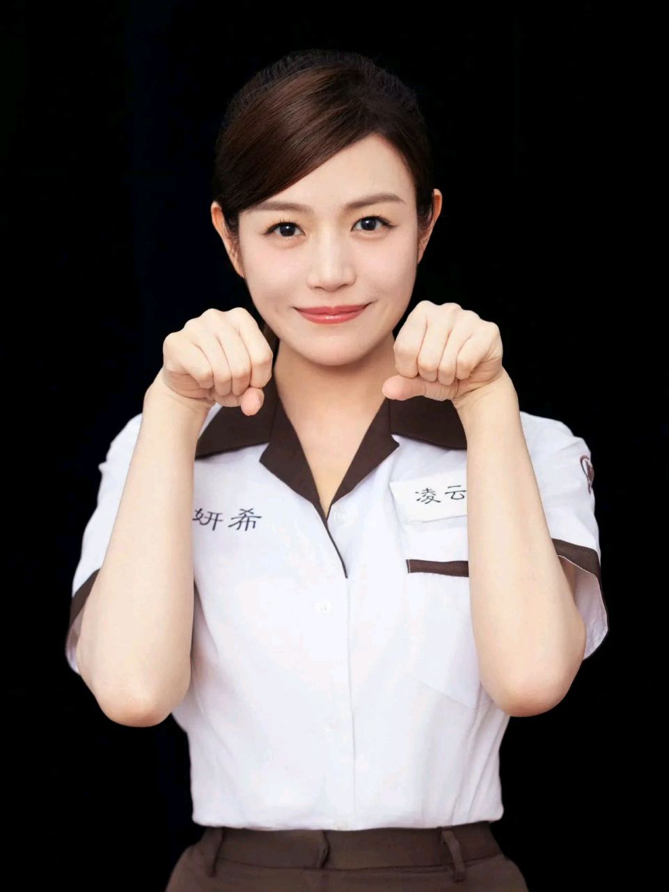 陈妍希真年轻,娃娃脸配高马尾,妥妥校园女神,40岁的年纪穿校服,竟然