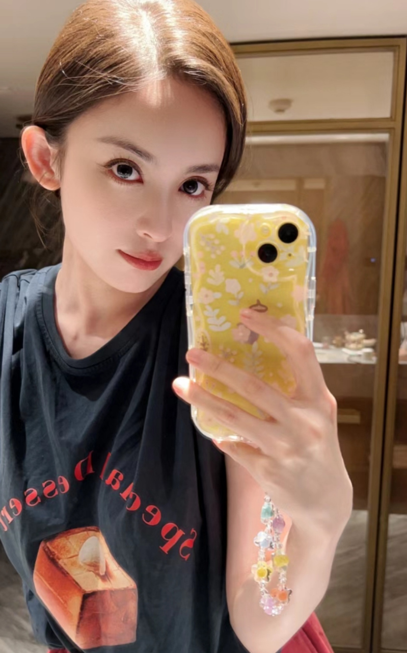 娜扎拿手机对着镜子自拍,侧脸线条尽显精致明星范,她的日常照片几乎都