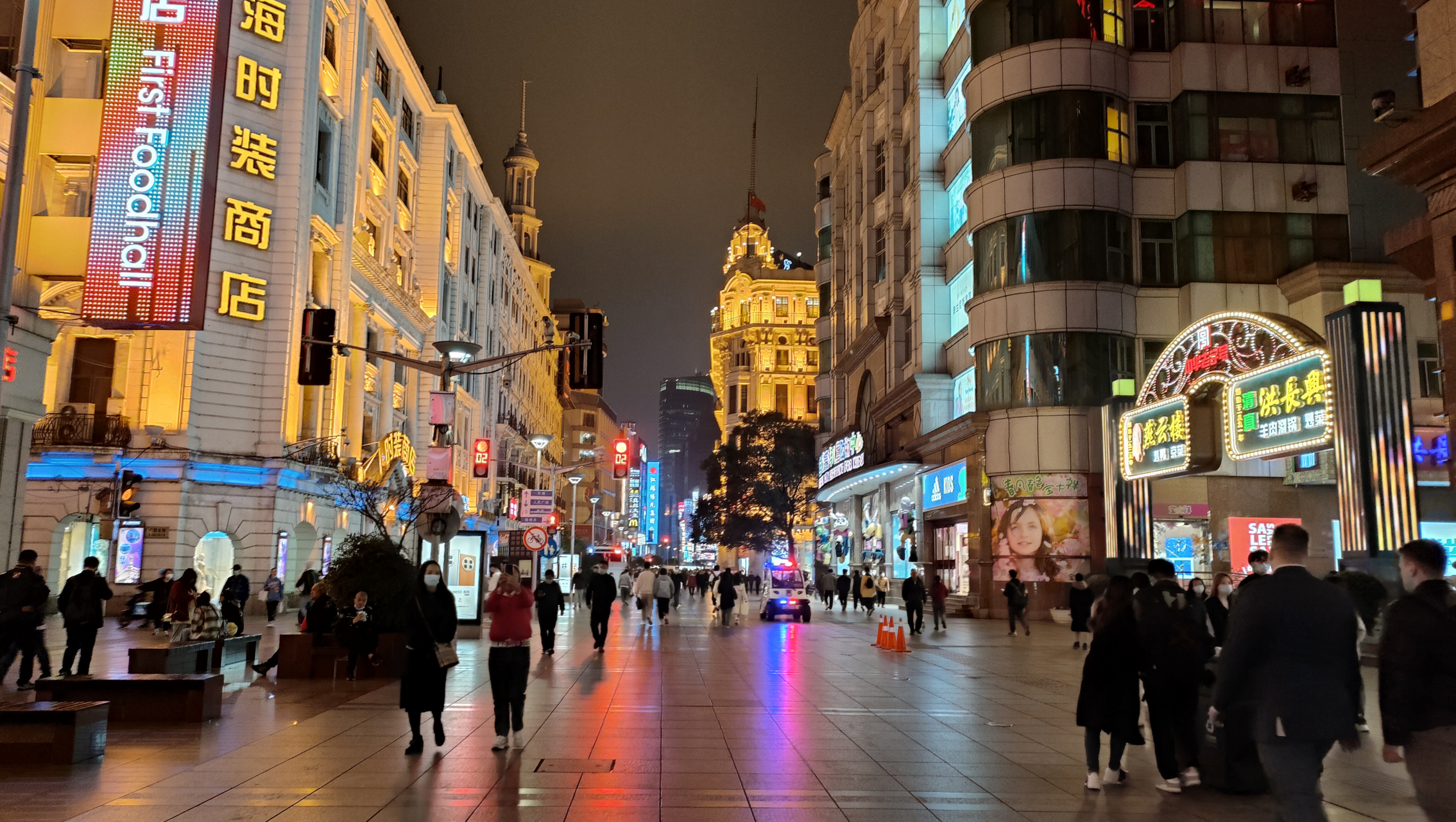 上海南京路步行街,据说是中国最大最热闹的步行街,这回也是体验了一下