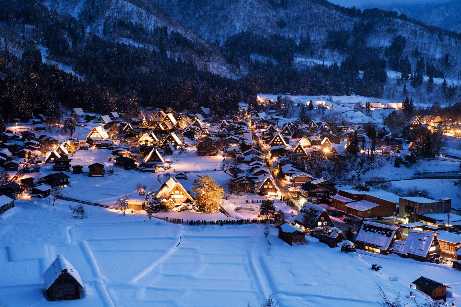日本雪乡——白川乡  日本的白川乡合掌村四面环山,水田纵横,冬季多雪
