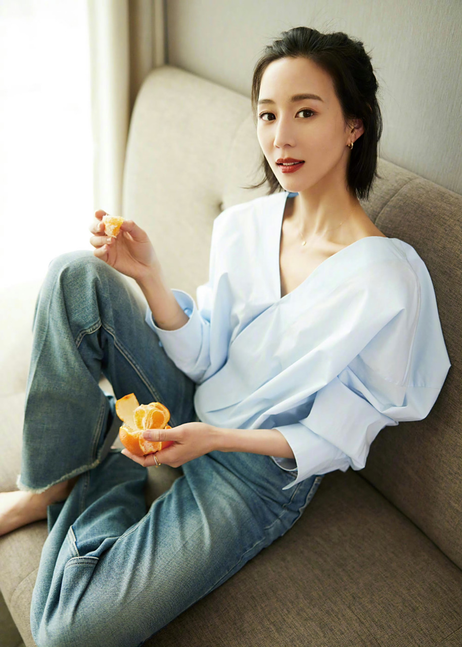 张钧甯光着小脚丫坐在沙发上,这个温暖的笑容太有感染力了,让人沉醉.