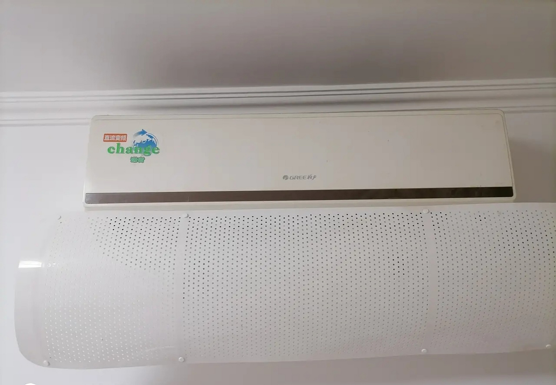 空调加氟的,都报价一百左右,我一听价格不贵啊,就让其中一个来了,来了