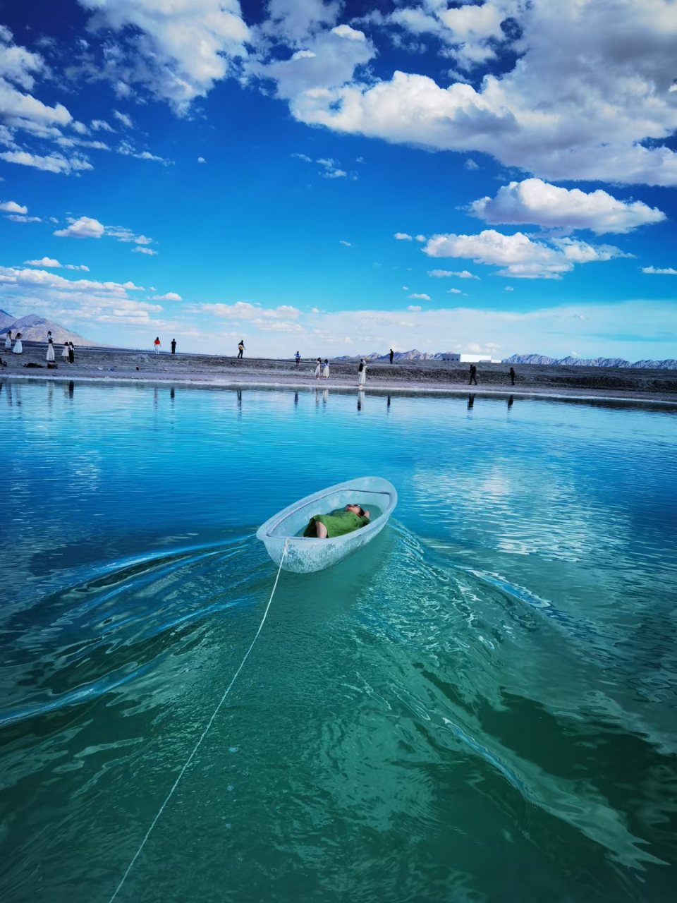 大柴旦翡翠湖,位于青海省海西蒙古族自治州,是一座独特的盐湖.