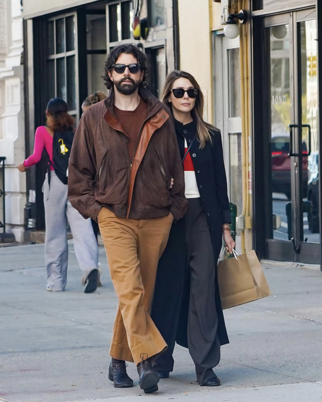 奥妹elizabeth olsen和丈夫robbie arnett 纽约出街.#欧美街拍