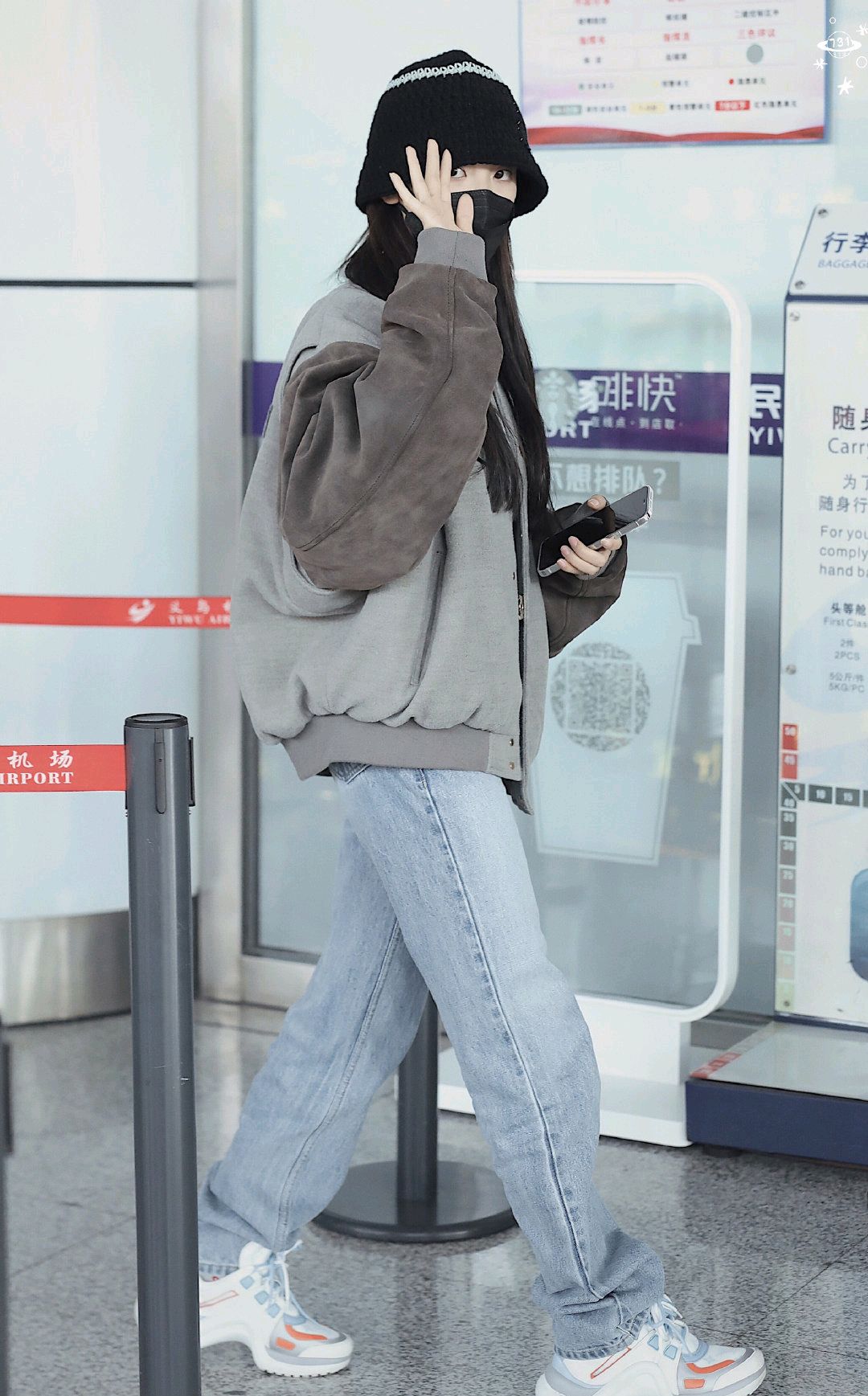 杨超越机场私服穿搭,身穿灰色棒球服搭配直筒牛仔裤,随性简约