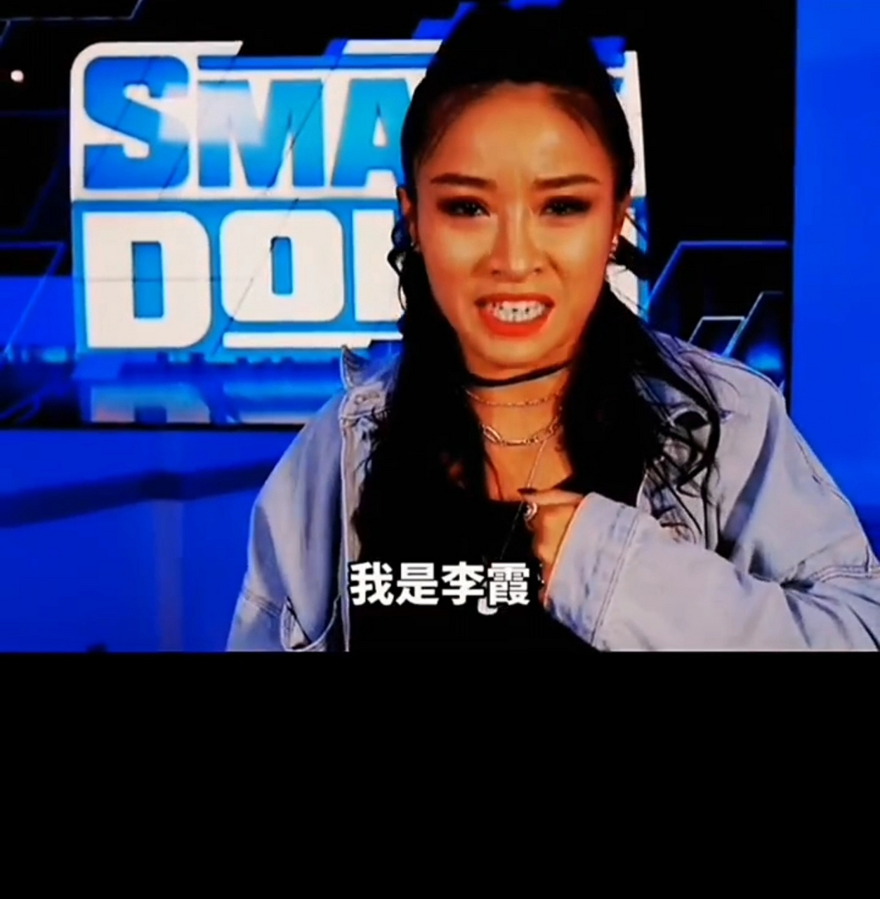在知名的国际摔跤舞台上,中国选手李霞一身中国红,耀眼醒目且非常漂亮