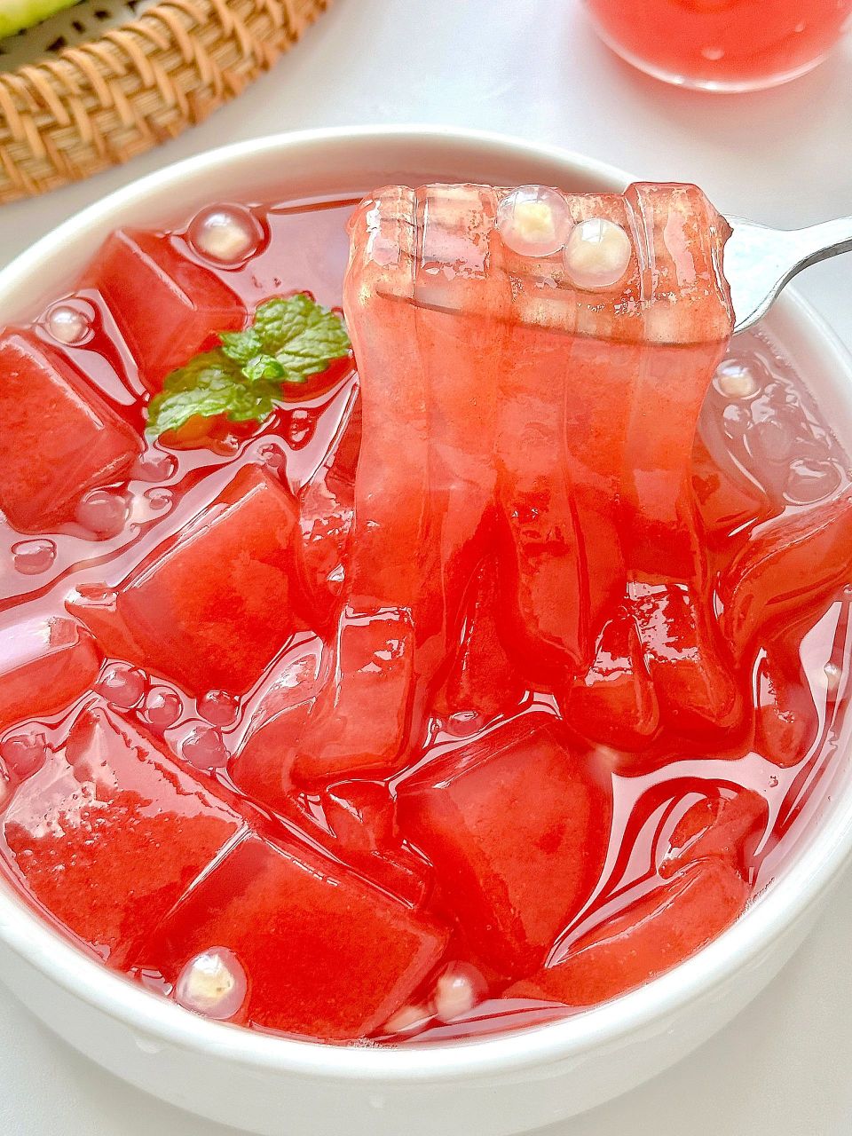 清凉95又解暑! 这么热的天气,来一碗冰冰涼涼的91西瓜冰粉吧!