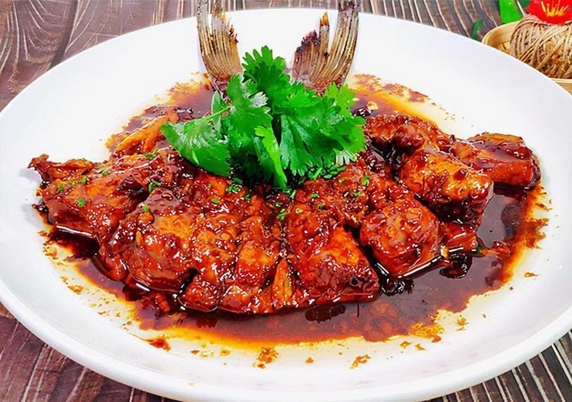 徽菜中有一道经典的代表作品是"毛血旺",徽菜还有一道非常有名的菜品