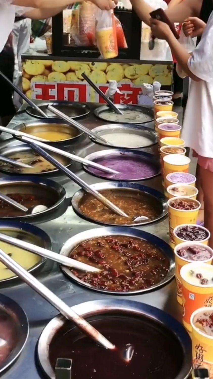 70后夫妻摆摊卖早餐粥一杯3元生意忙到不停比儿子挣得还多