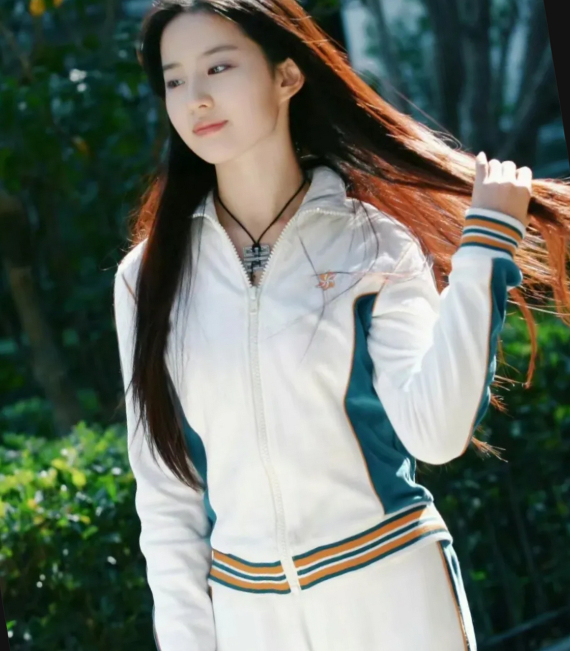 刘亦菲的长发及腰,给人一种清新脱俗的感觉.