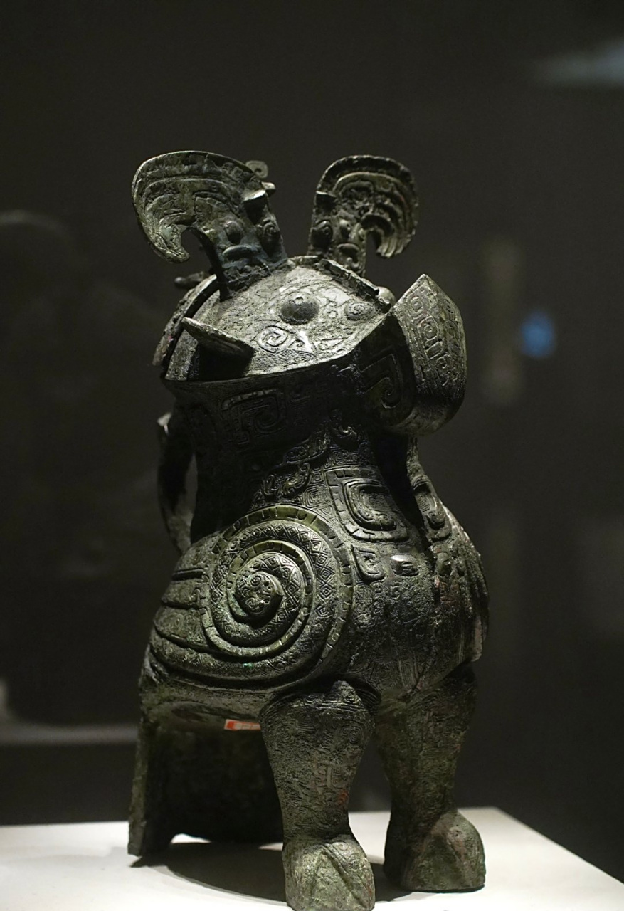 "妇好"青铜鸮尊,1976年河南安阳殷墟妇好墓出土,是商王武丁时期的青铜