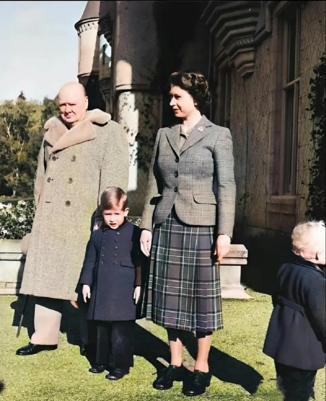 1952年,英国女王伊丽莎白二世与英国首相丘吉尔在巴尔莫勒尔城堡的