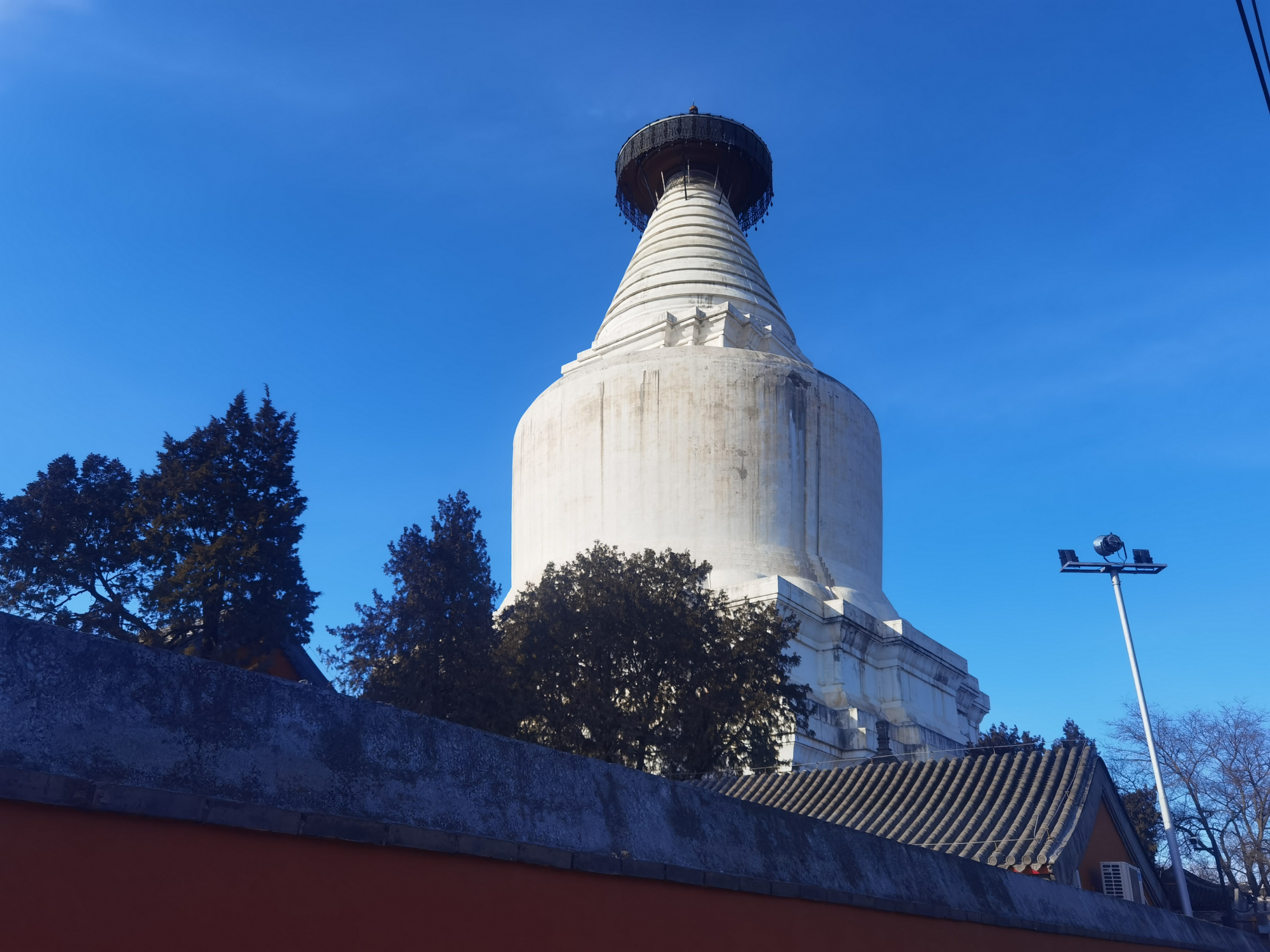 据说北京白塔寺里面的白塔在光照下没有影子的,我们来一探究竟!