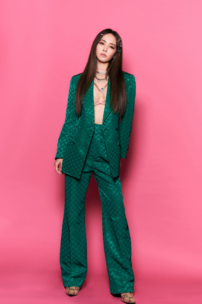 流行天后蔡依林身着绿色西装气质与性感十足#美女# #明星生图大赏