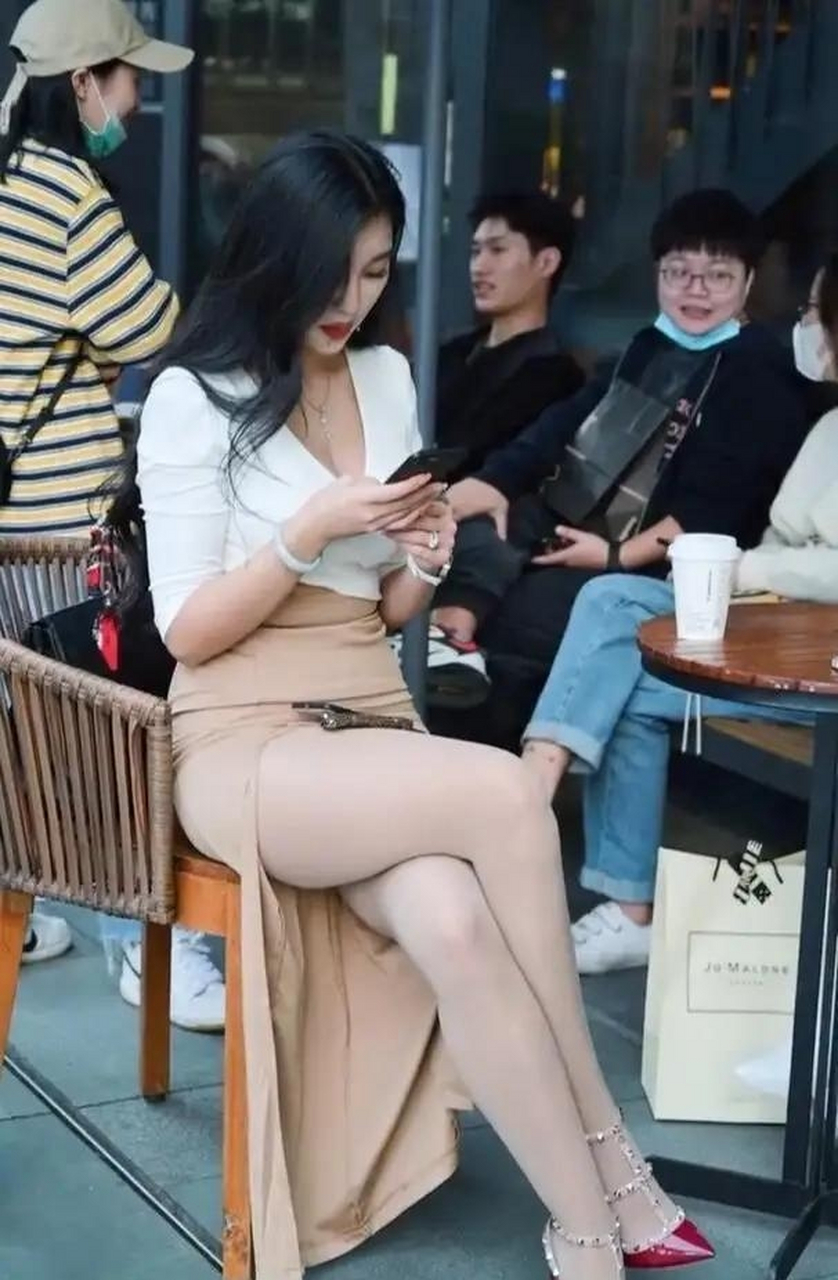 时尚性感的丰腴少妇#时尚街拍美女# #日常穿搭