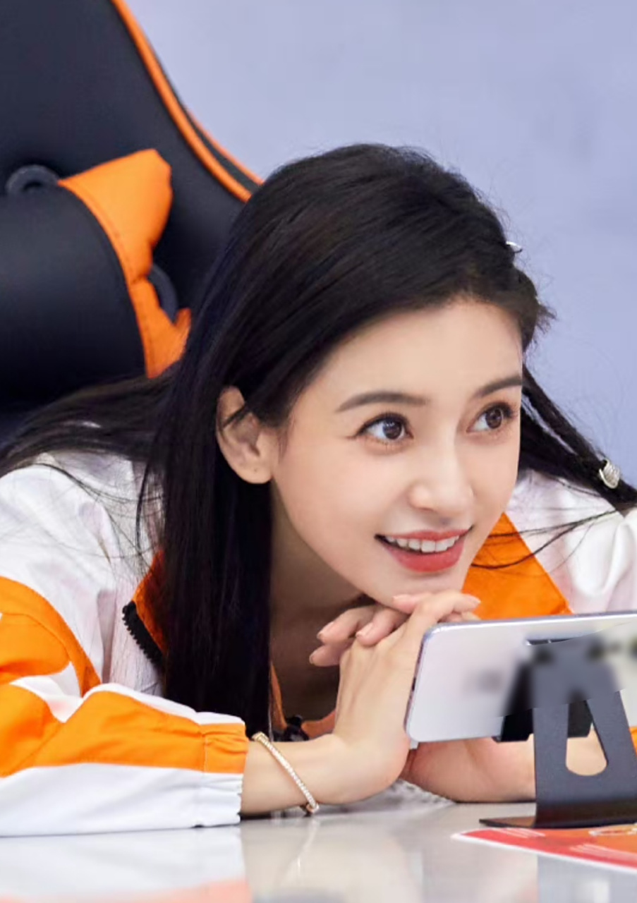 angelababy录综艺活力十足,穿上橙色队服气质也变年轻不少,和现实里小