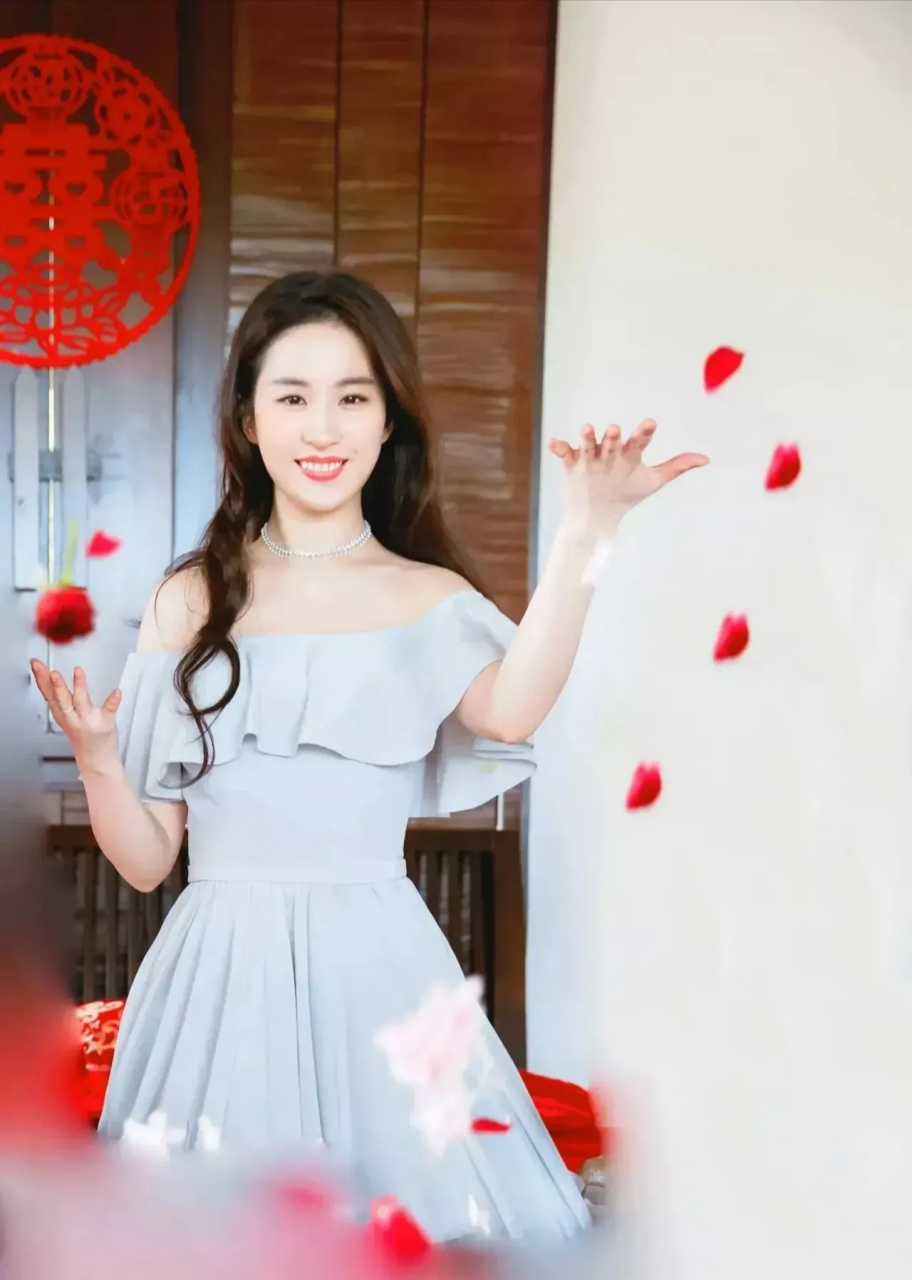 刘亦菲给自己好友当伴娘一组纯情少女服饰展示 这组图展示了刘亦菲多