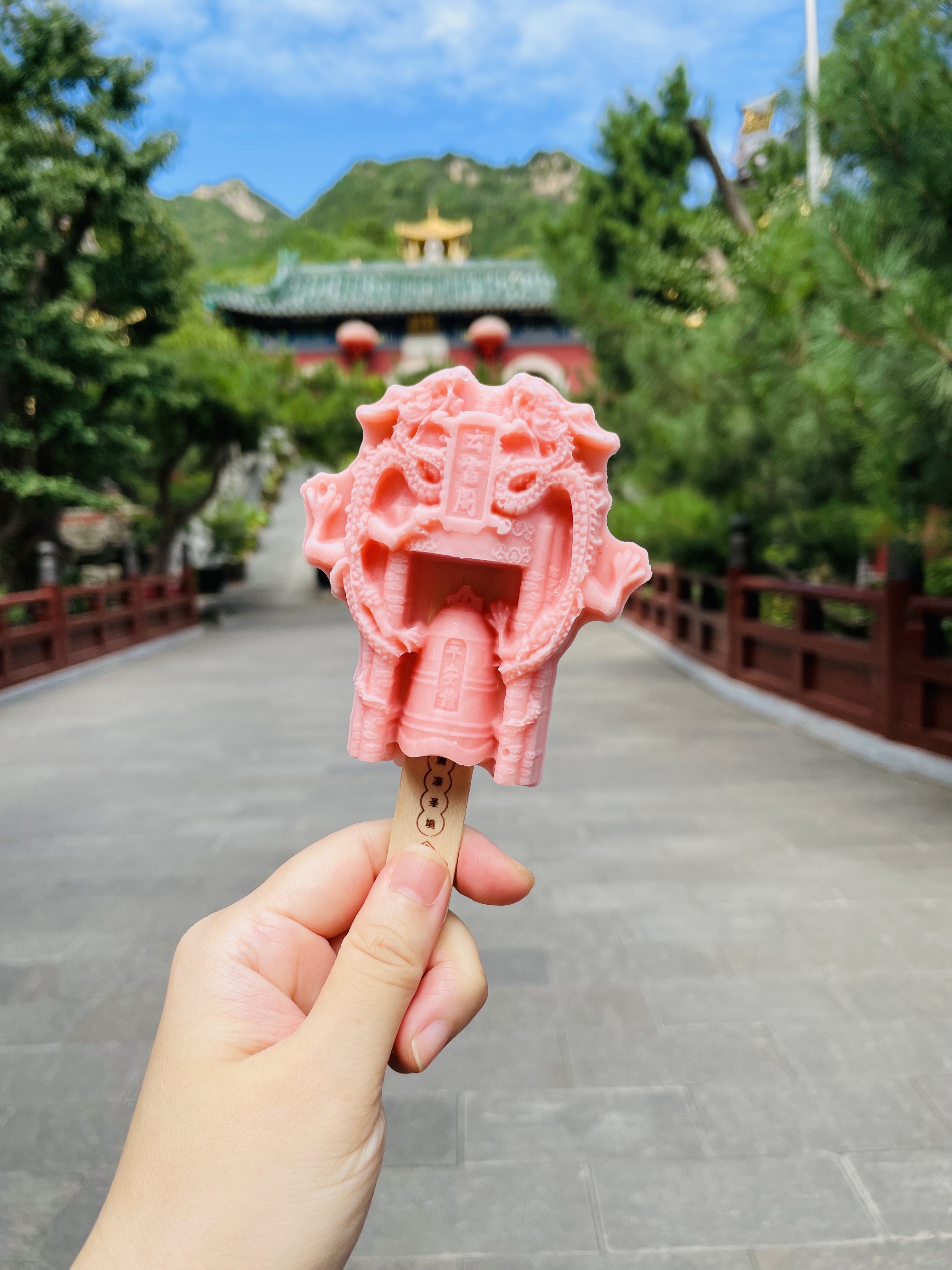 乐享周末分享吧 北京的网红寺庙白瀑寺因为独特的双龙绕柱造型而