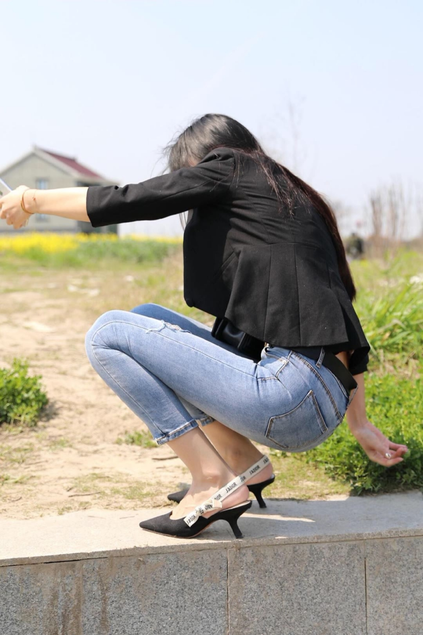 时尚穿搭# 农村的留守少妇打扮的挺时尚