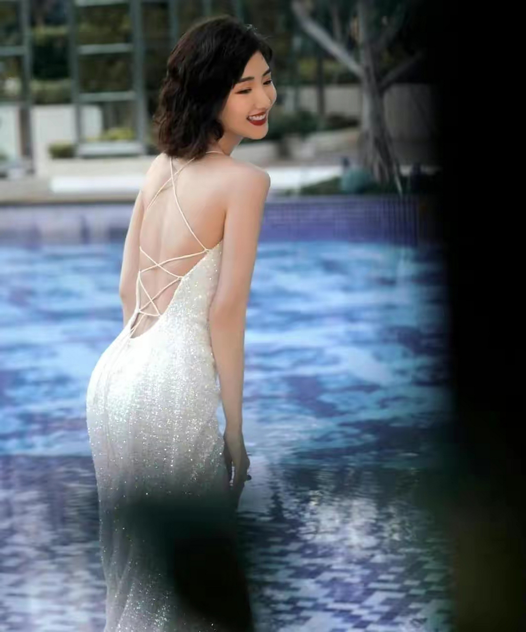 毛晓彤吊带闪闪银色连衣裙