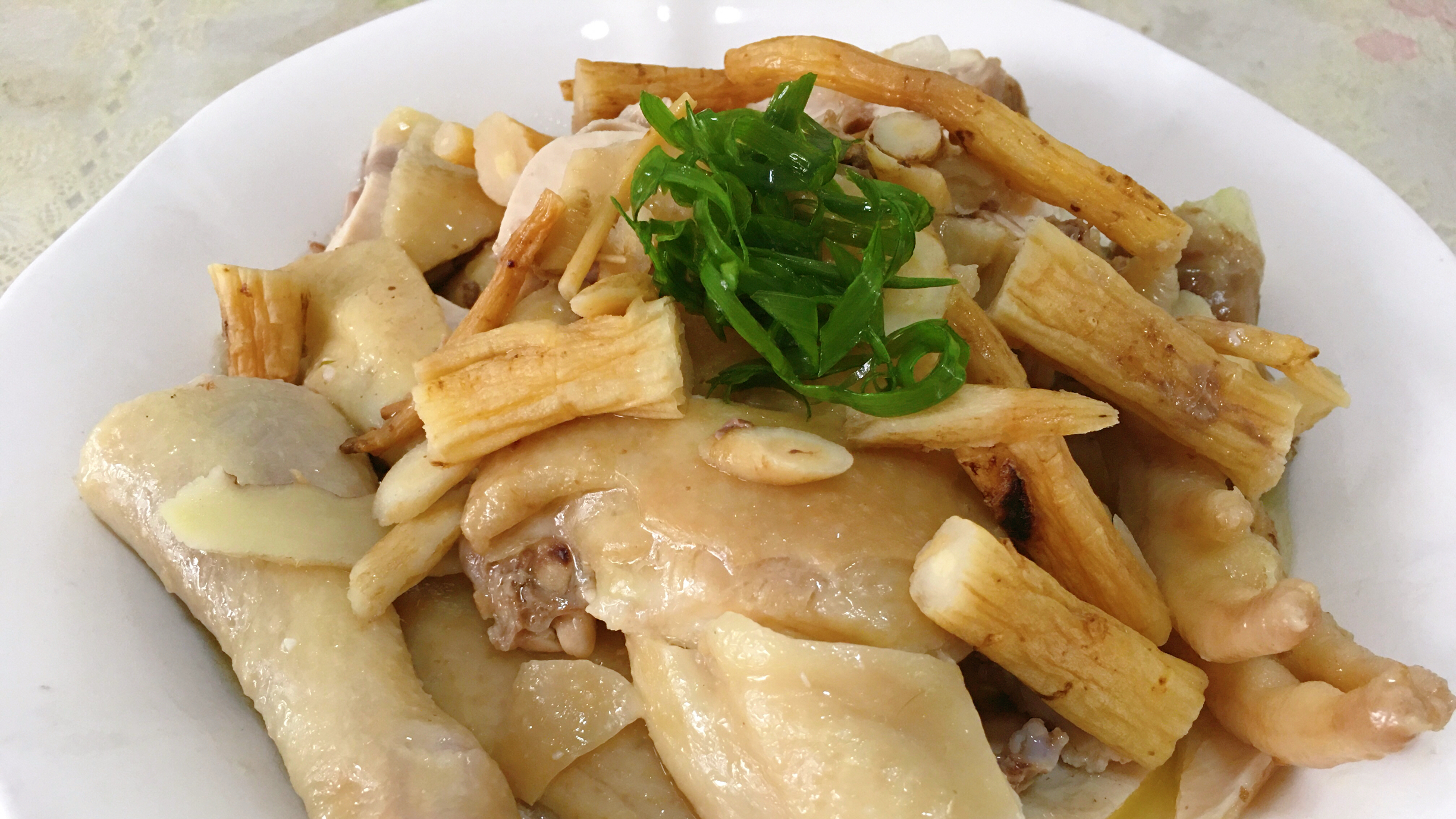 广东名菜隔水蒸鸡:鲜香入味、皮脆肉滑,全家都喜欢!
