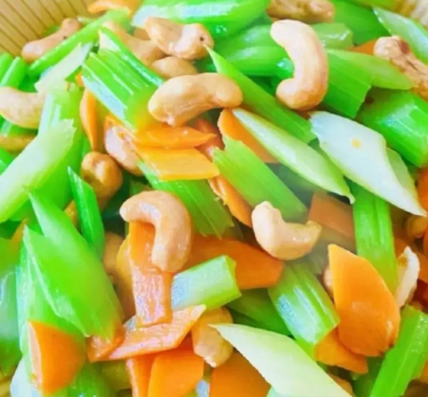 我的美食分享#  西芹腰果百合  所需食材:西芹,腰果,胡萝卜,食盐