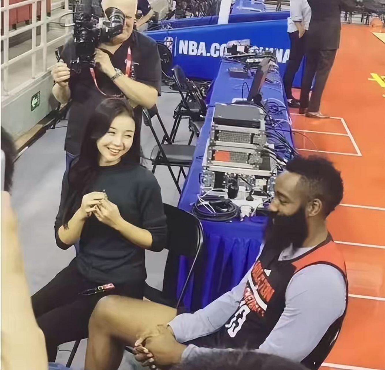 nba女主播张曼源,156斤的壮硕身材,不仅性感而且阳光健康!