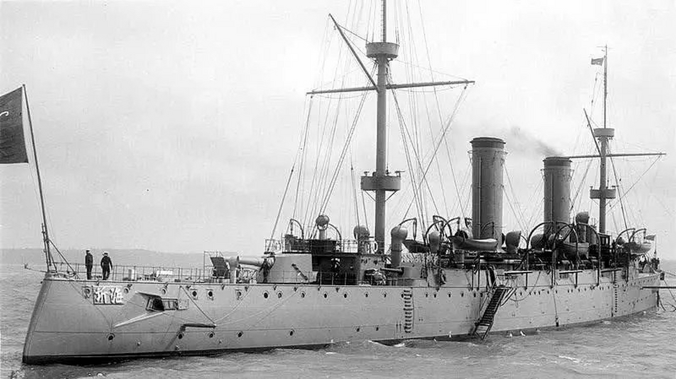 照片是清末"海圻号"巡洋舰全体官兵的合影,他们也是清末第一批剪断