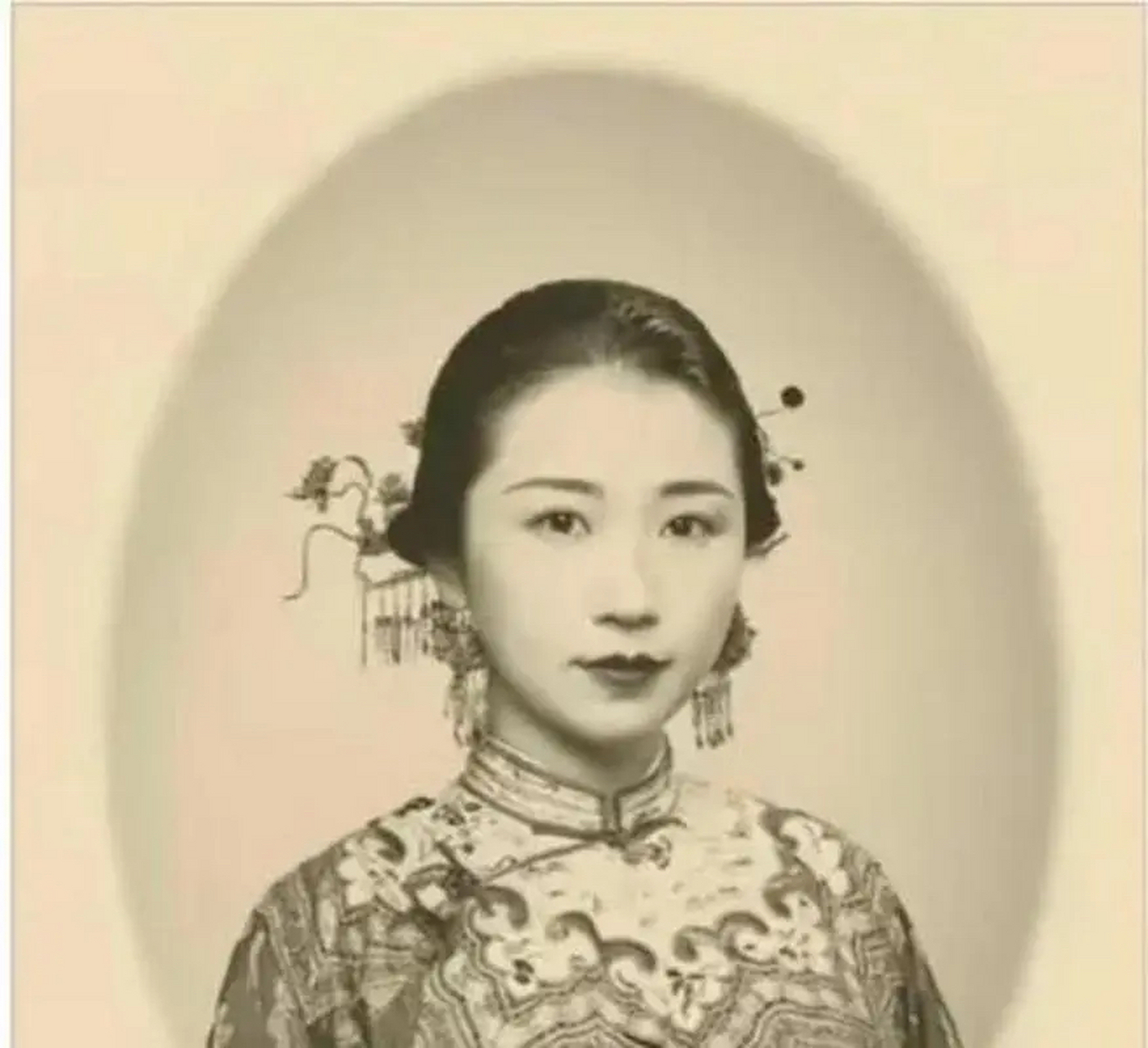 照片上这位让人惊艳的女子名叫李菊藕,她是晚清大臣李鸿章之女,张爱玲