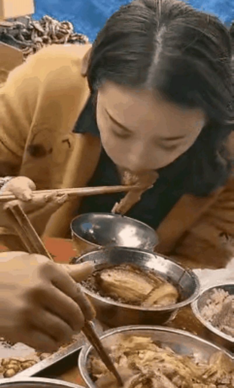 美女吃席光吃肉,网友看了直流口水!