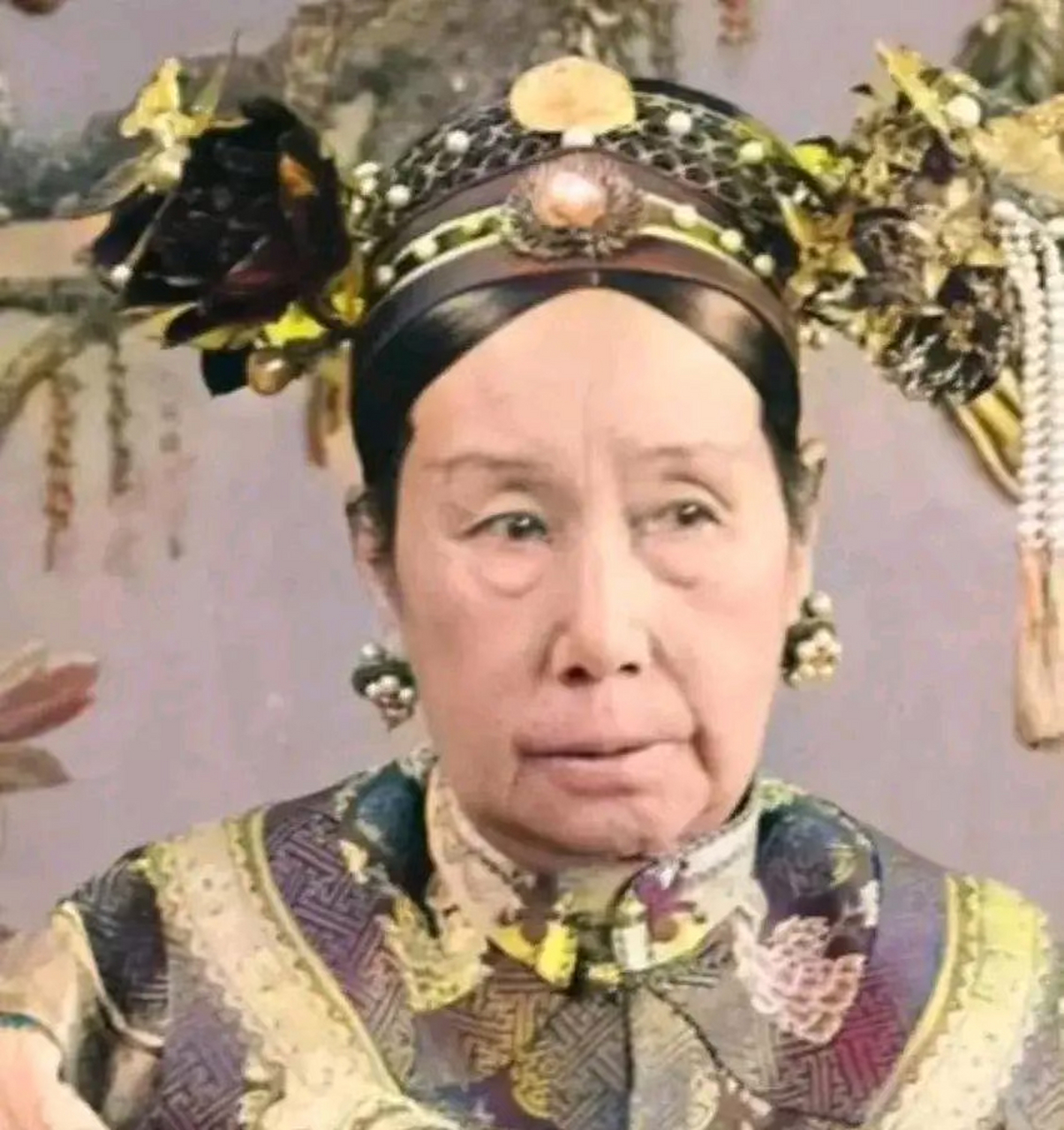 ai还原慈禧画像,用现在的审美来看,慈禧算是美女吗?